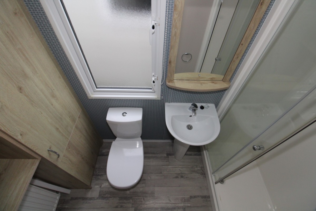 2021 Atlas Mirage family shower room