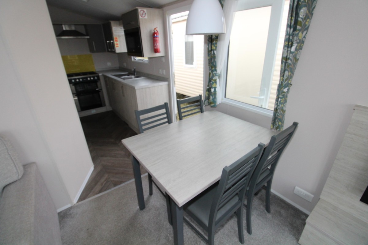 2021 Atlas Amethyst dining area to kitchen