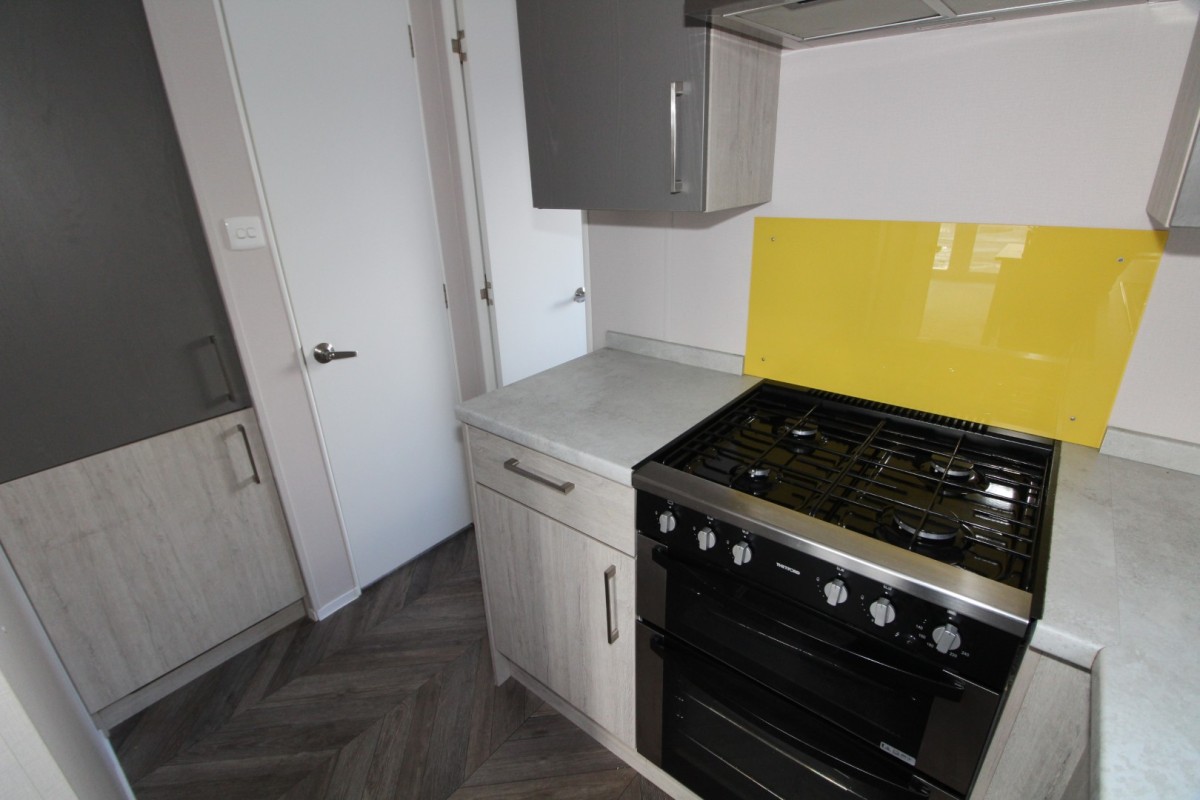 2021 Atlas Amethyst  kitchen with oven