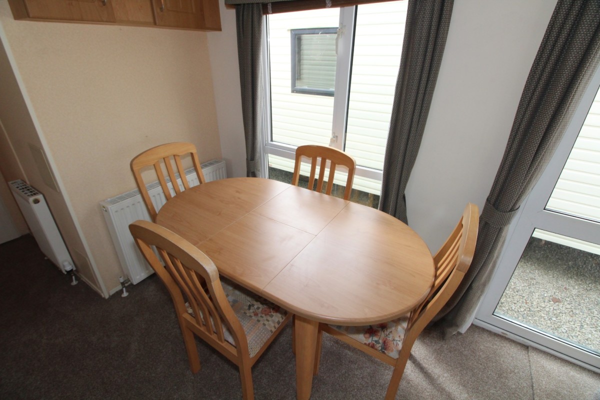 dining area in the 2007 Cosalt Country Super