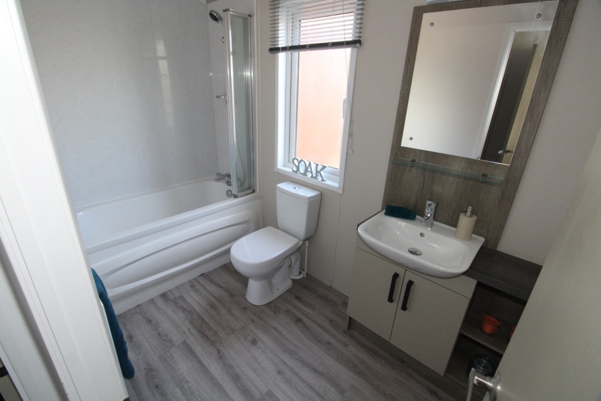 bathroom with bath in the 2018 Atlas Lilac Lodge