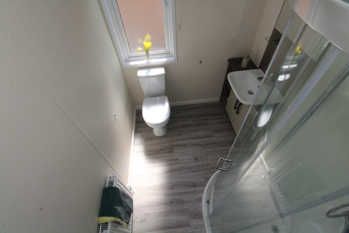 2018 Atlas Lilac Lodge family shower room